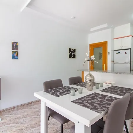 Cozy In With Kitchenette Apartment *